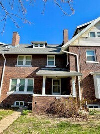 Building Photo - Beautiful & Spacious 3 Bedroom Townhome in...
