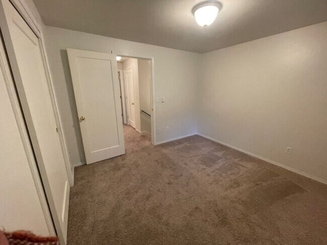 Building Photo - 2Bd/1.5Ba Lynnwood Townhouse