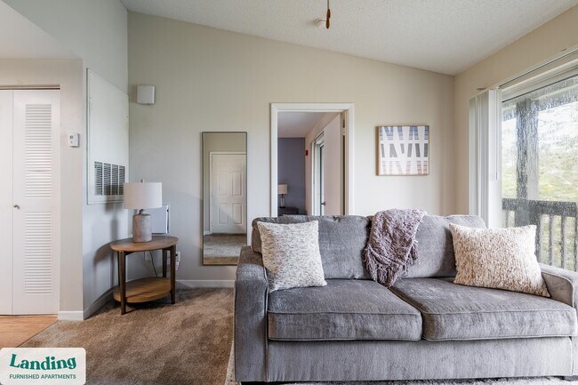 Building Photo - 1000 Palm Pl Dr NE