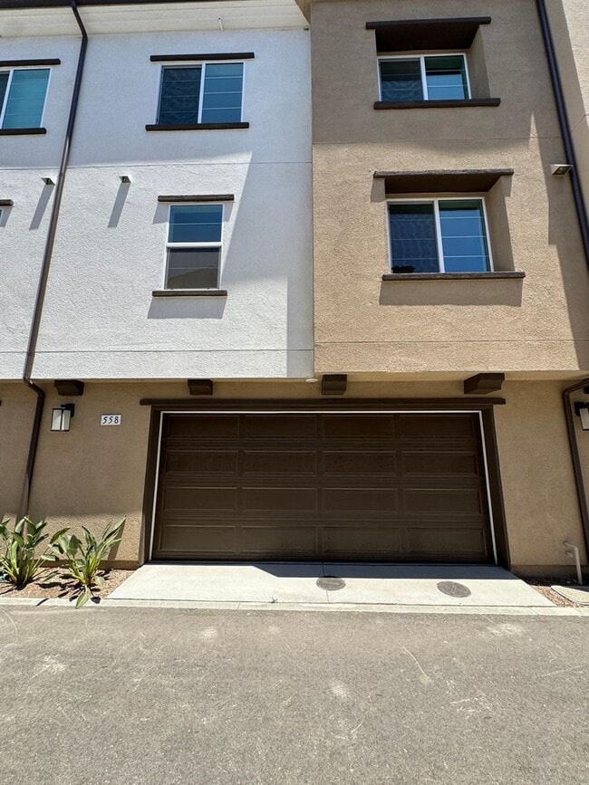 Building Photo - Never-Lived-In, Beautifully Upgraded Three-Story Condo
