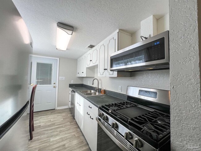 Building Photo - 2265 Klinger St