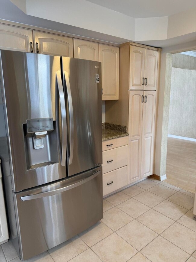 Building Photo - 3550 Kings Point Dr