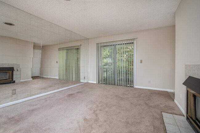 Building Photo - Lovely South Asheville Condo