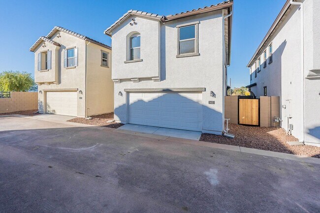 Building Photo - Three Bedrooms! Newer Neighborhood - conve...