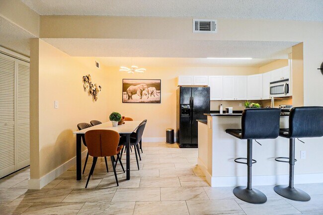Building Photo - 450 Palm Cir W