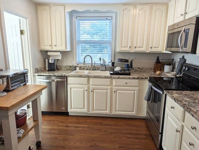 Building Photo - 100 Church St