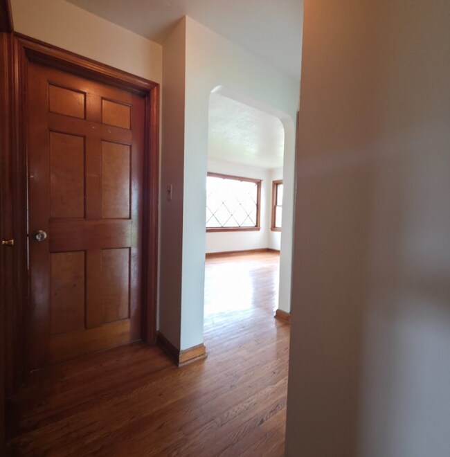Building Photo - Multi Family Home 3 Bedroom and 1 Bath For Rent