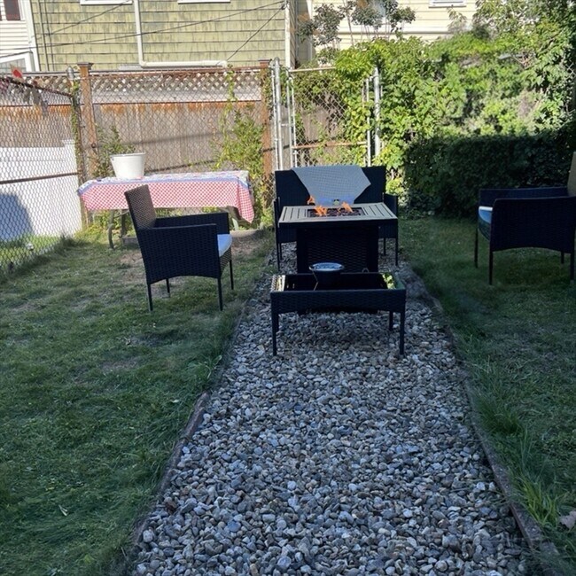 Building Photo - 413 Bunker Hill St