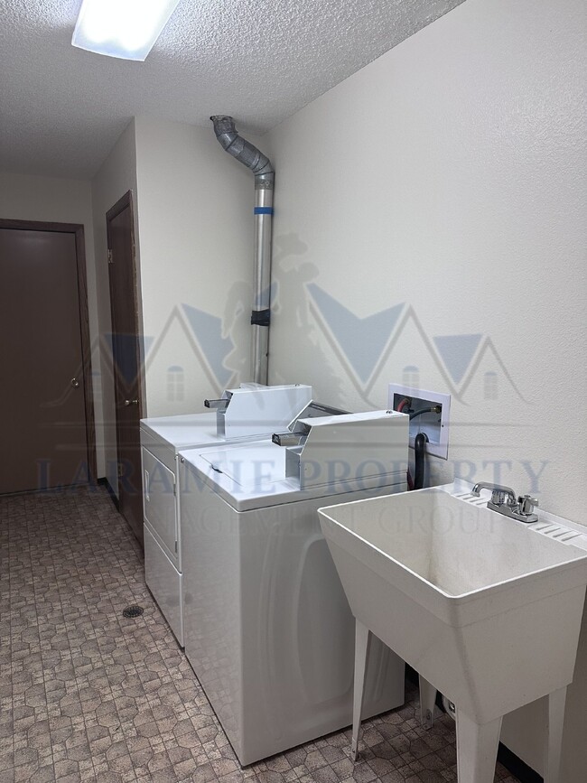Building Photo - Garden-Level 1-Bedroom with Walk-In Closet -Near UW Bus Lot