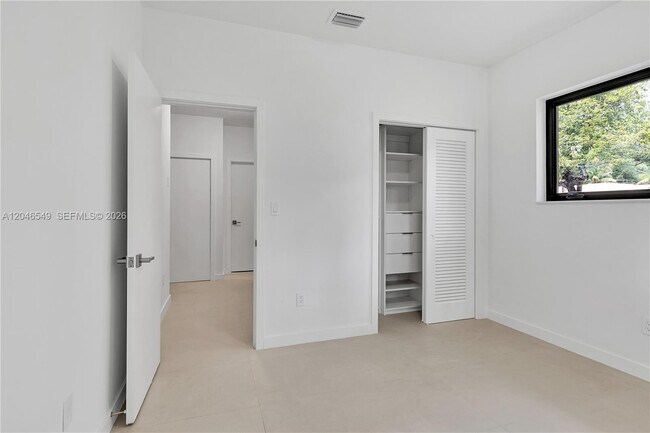 Building Photo - 950 Bayamo Ave