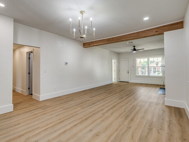 Building Photo - 1723 W Park Pl