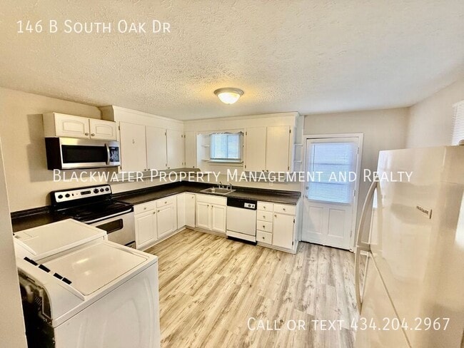 Building Photo - 146 S Oak Dr
