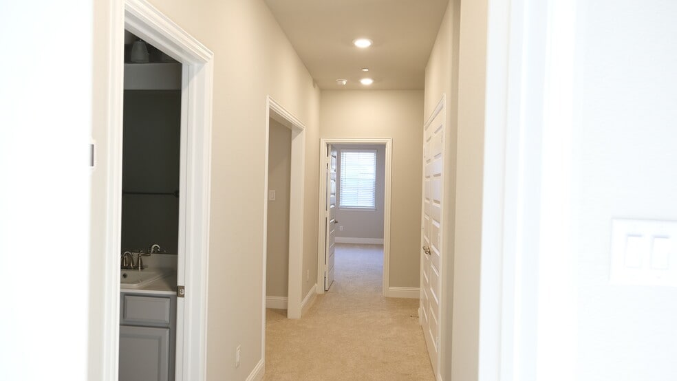 Building Photo - 332 Blackthorne Dr