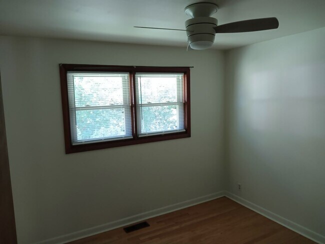 Building Photo - 3 Bedroom / 2 Bath Brick Ranch Home Kingsp...