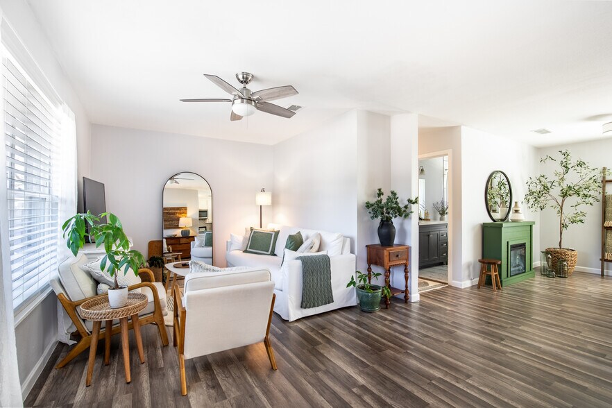 Entry to Living Area - 510 W Oak St