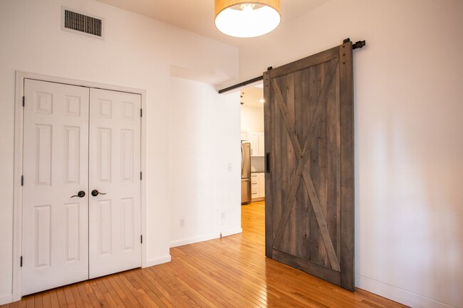 Building Photo - Incredible 1 bedroom Condo in Cap Hill