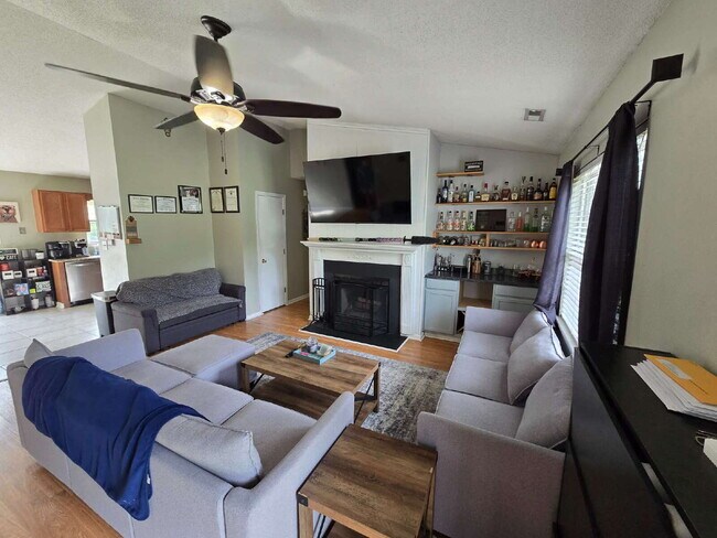 Building Photo - "Charming 3-Bedroom Home with 2 Full Baths in Jacksonville's Cozy Winterberry Court!"
