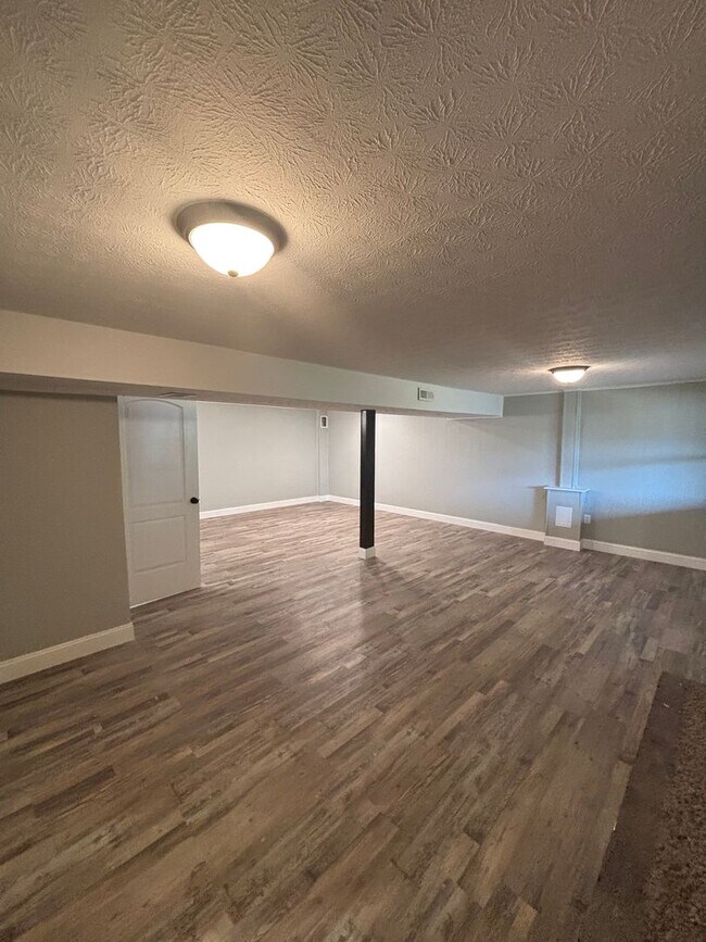 Building Photo - Freshly Renovated Rancher!