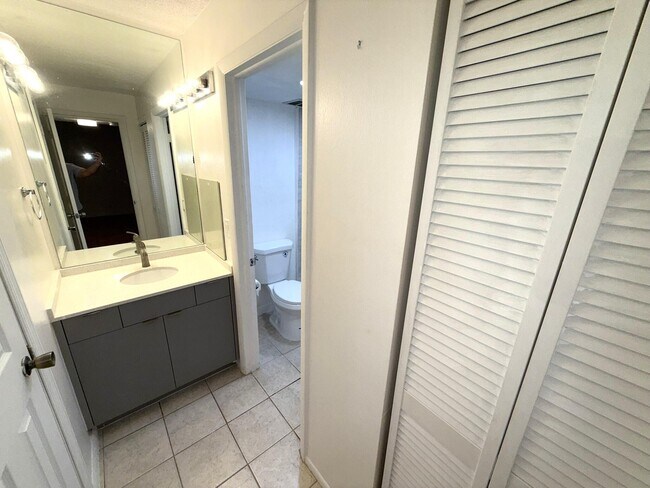 Building Photo - 3670 Inverrary Dr