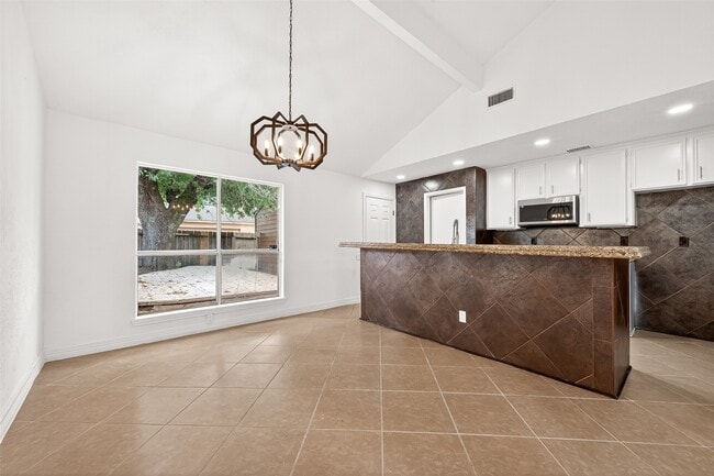 Building Photo - 8632 Maplecrest Dr