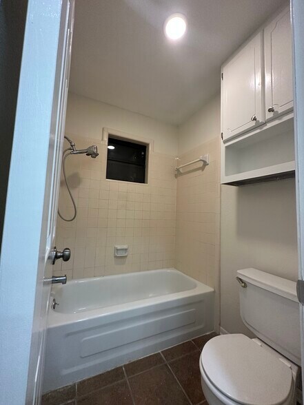 Building Photo - 517 Versailles St