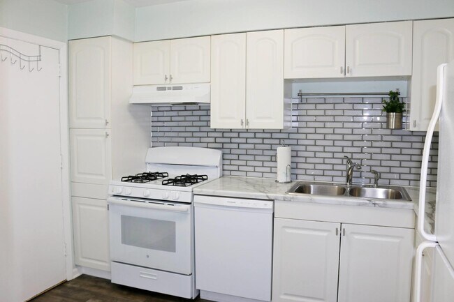 Building Photo - 10369 Dearlove Rd