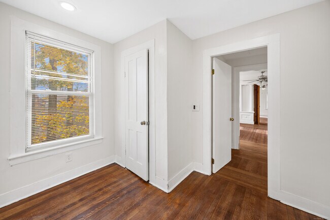 Building Photo - 57 King St