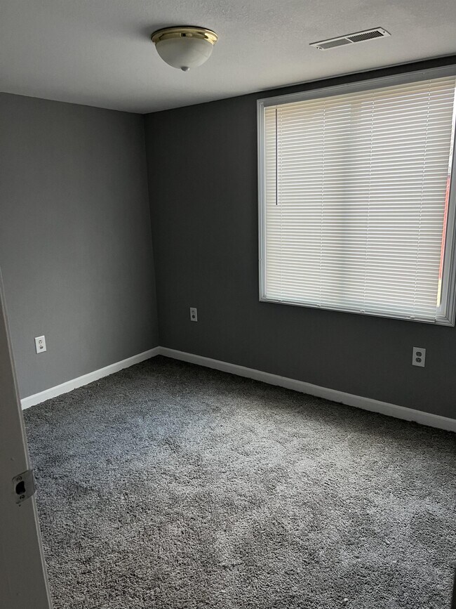 Building Photo - 1011 S Greenlawn Ave
