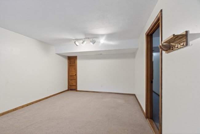 Building Photo - A 11 Scotty Hollow Dr