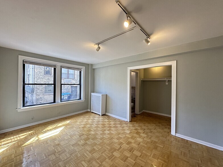 Building Photo - 739 W Belmont Ave