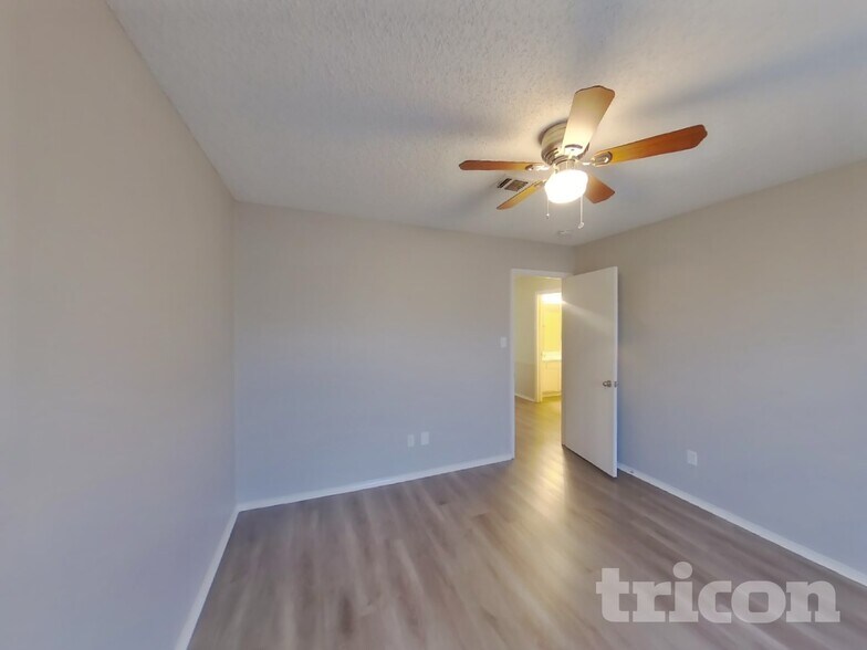 Building Photo - 327 Moss Hill Dr