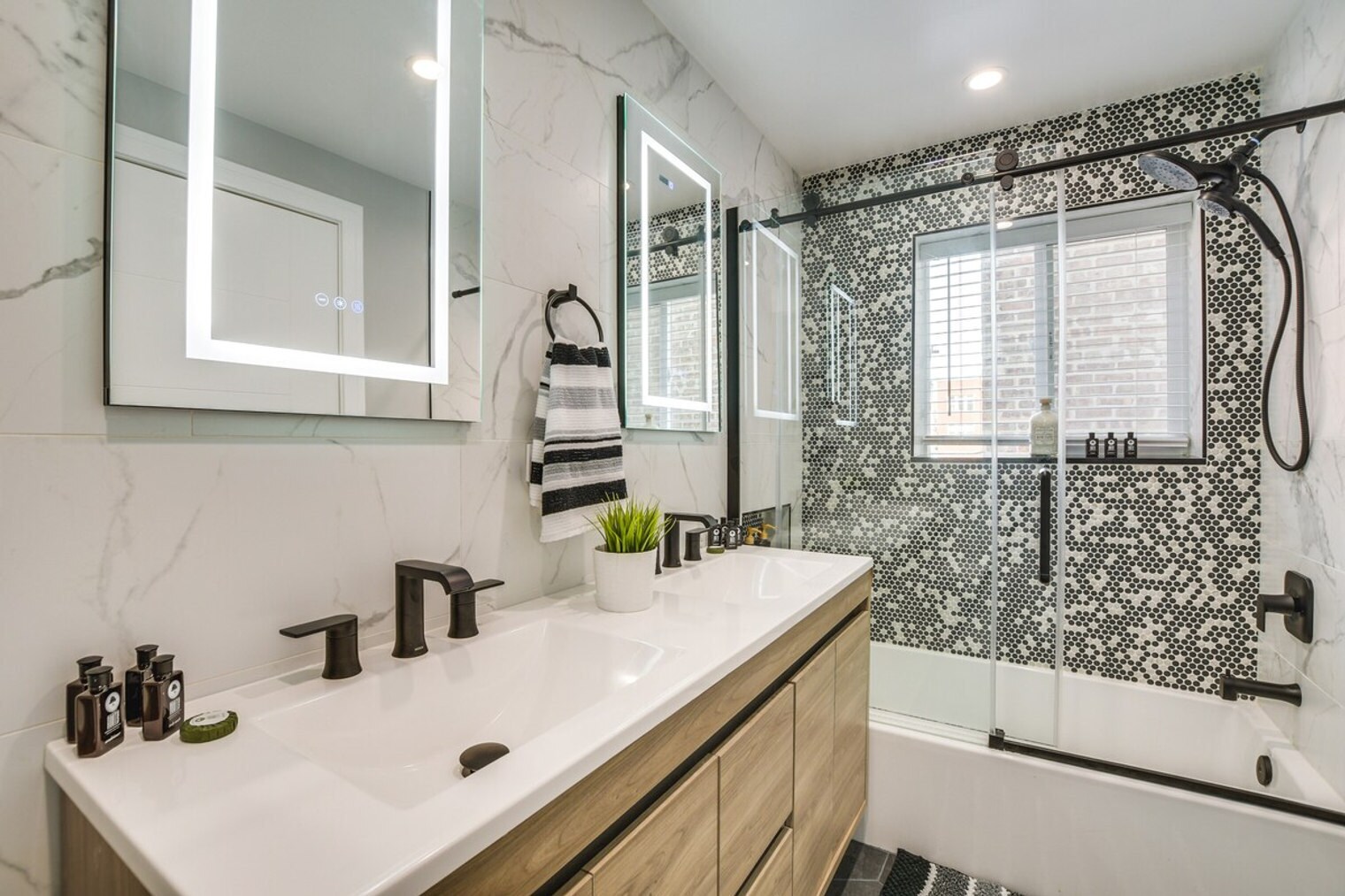 Building Photo - 6242 N Kenmore Ave