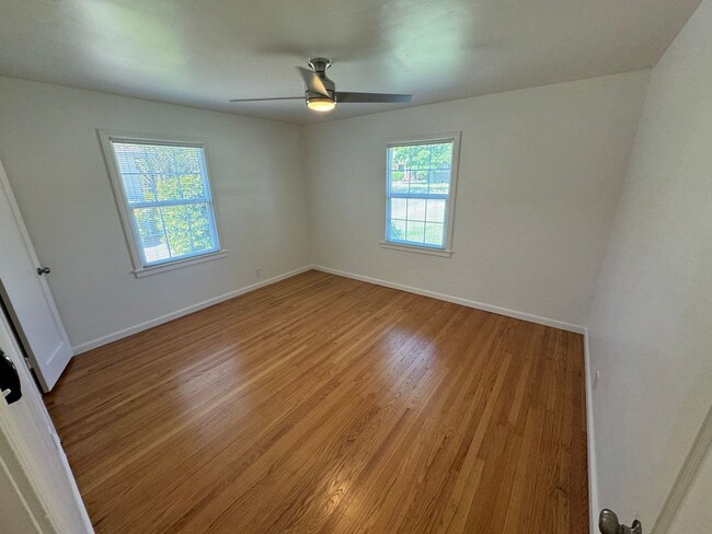 Building Photo - 2 bedroom | 1 bathroom | Single family Ard...