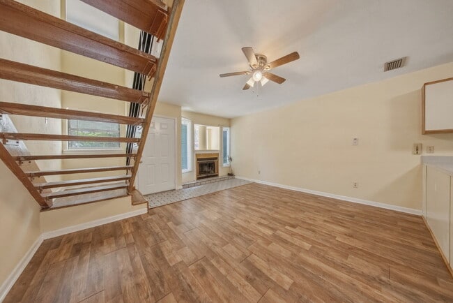 Building Photo - Spacious 2 bedroom townhouse with an additional loft located near TCC!