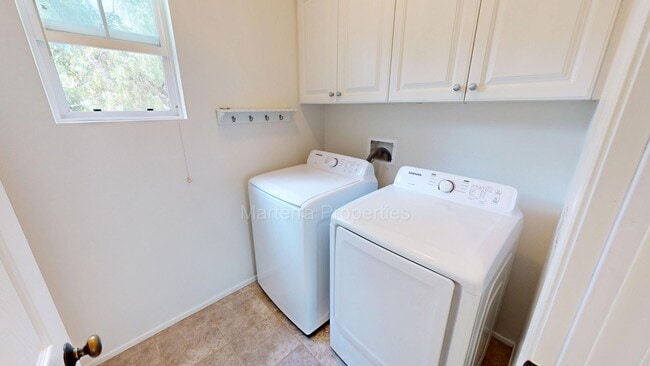 Building Photo - Amazing 2 Bedroom/2.5 Bathroom