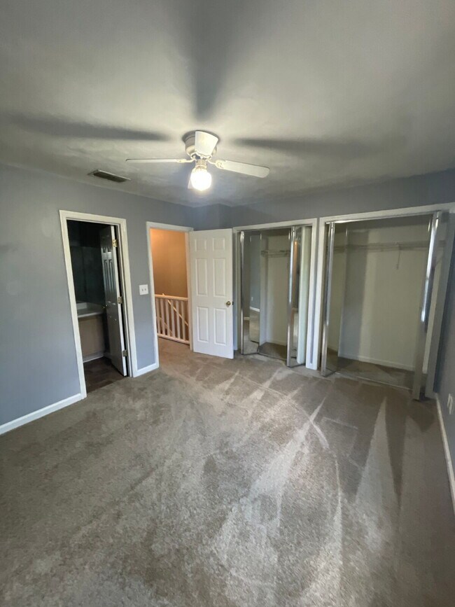 Building Photo - 2/2.5 Townhouse off Tennessee Street - Washer and Dryer in unit