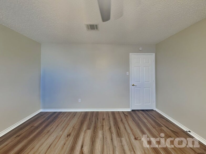Building Photo - 509 Live Oak Dr