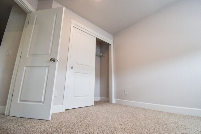 Building Photo - Beautiful 4 Bedroom 3.5 BA Home! Mother in Law Suite, Attached Garage & Top floor Bonus Room!