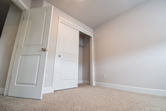 Building Photo - Don't Miss Out On This Beautiful Spacious ...