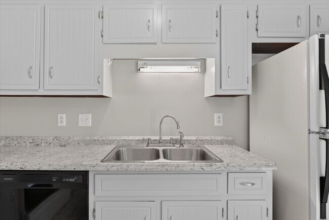 Building Photo - Pet Friendly Three Bedroom!