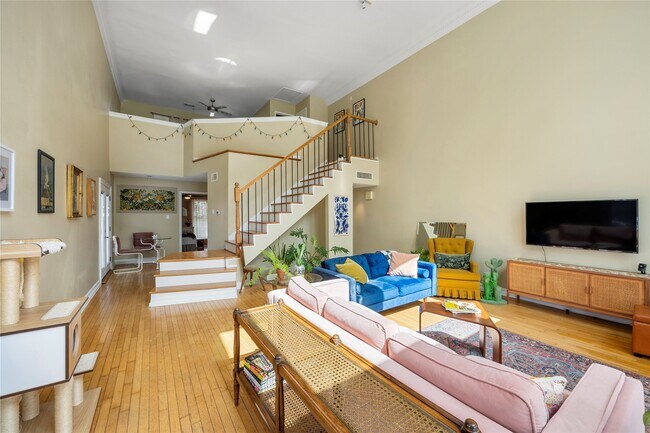 Building Photo - 2415 Dunlavy St