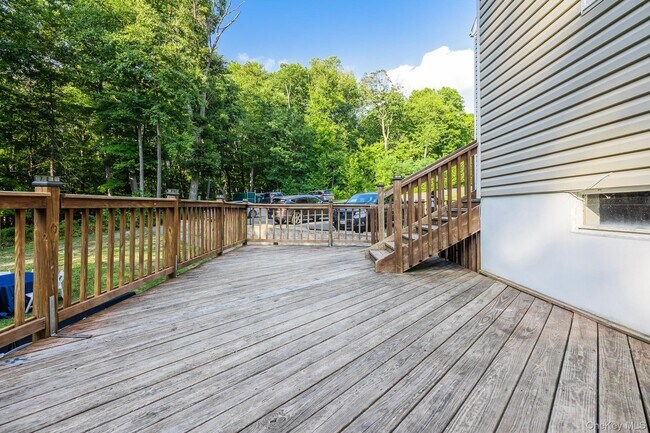 Building Photo - 996 Haverstraw Rd