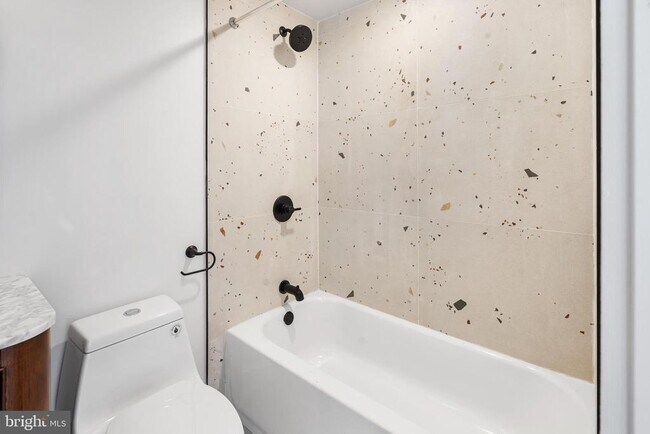 Building Photo - 900 N 41st St