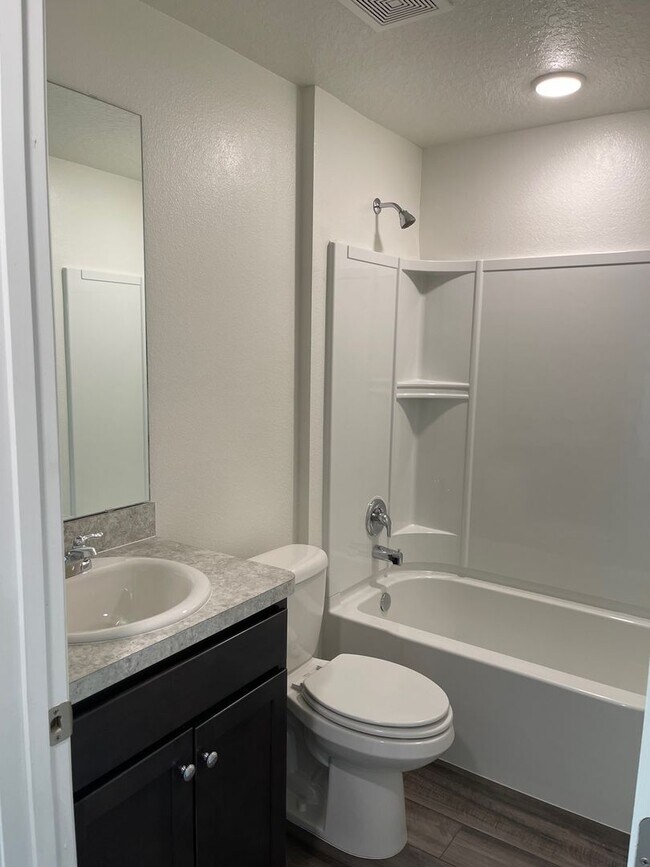 Building Photo - Like new 3/2/2 with screened in porch! Located close to the beach, shopping, parks and so much mo...