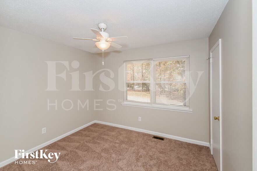 Building Photo - 330 Navajo Pines Dr