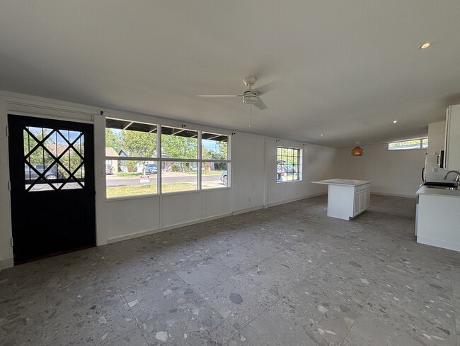 Building Photo - 519 W 16th St