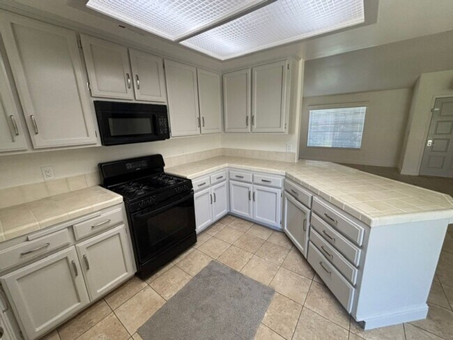 Building Photo - Clean 3 Bedroom / 2 Bathroom home near Stockdale High School, Recently Renovated!