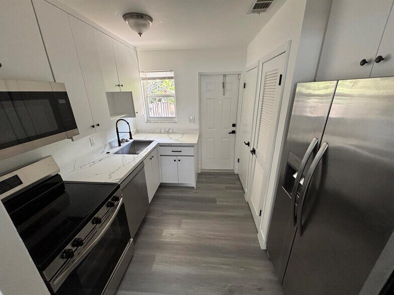 Building Photo - 880 SE 12th St