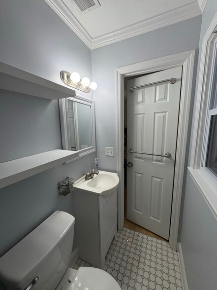 Building Photo - 20 Twin Oaks Dr