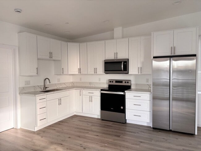 Building Photo - 3 bedrooms 3 baths home in San Diego. WATE...